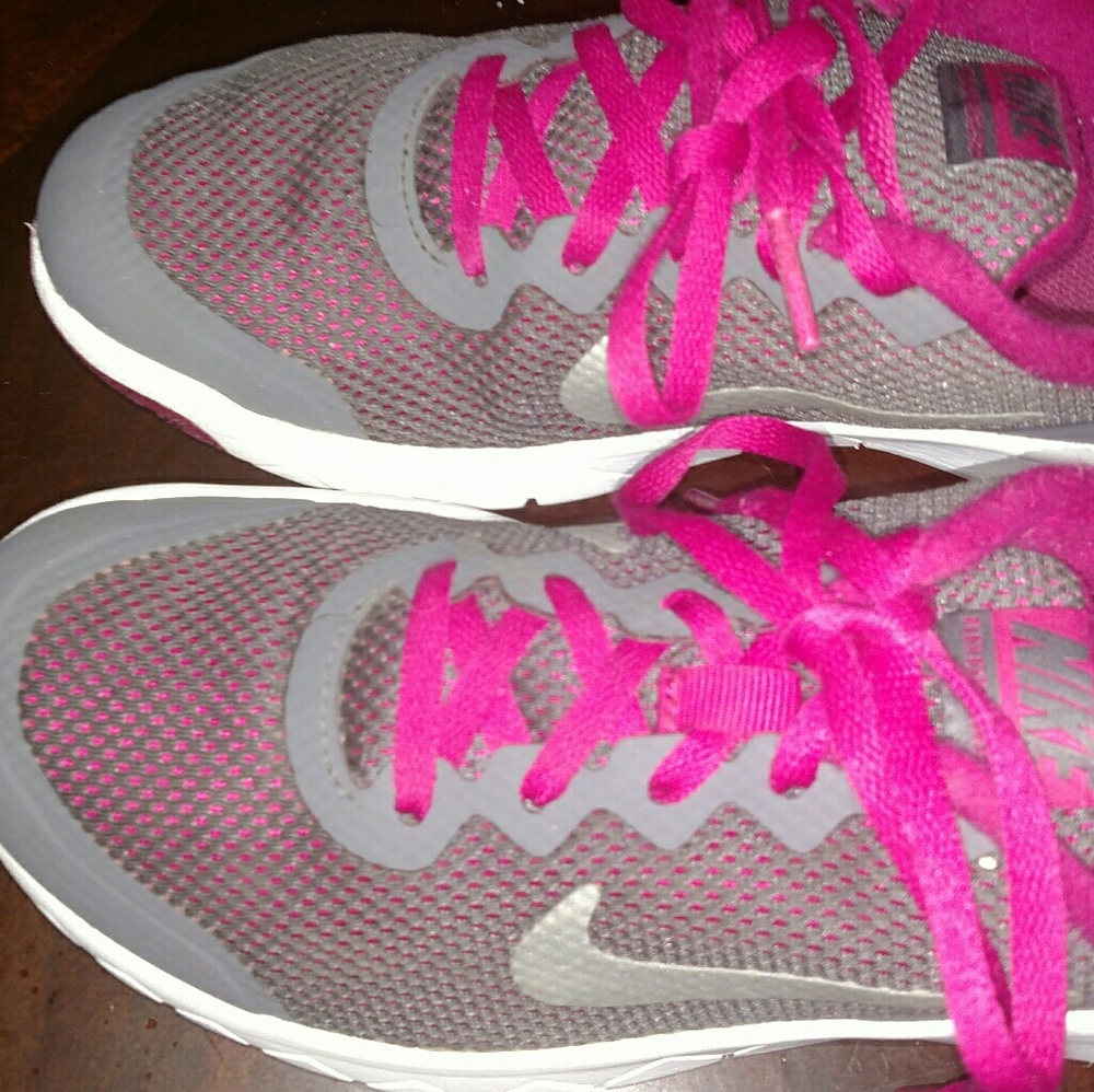 2 pairs of girls size 7 nikes